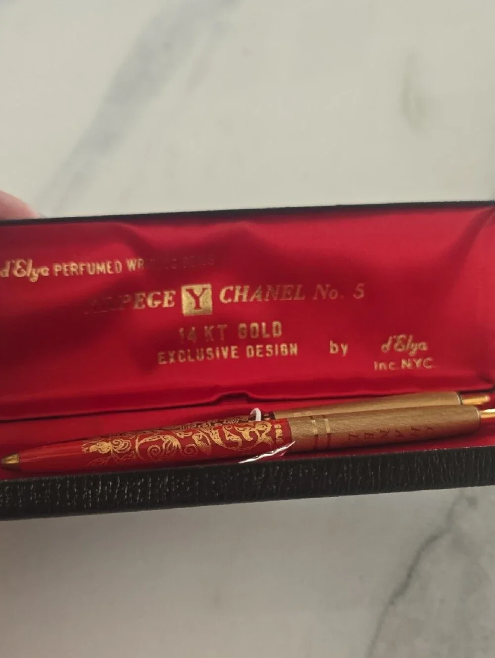 Vintage d'Elya Red & Gold Decorative Pen Set